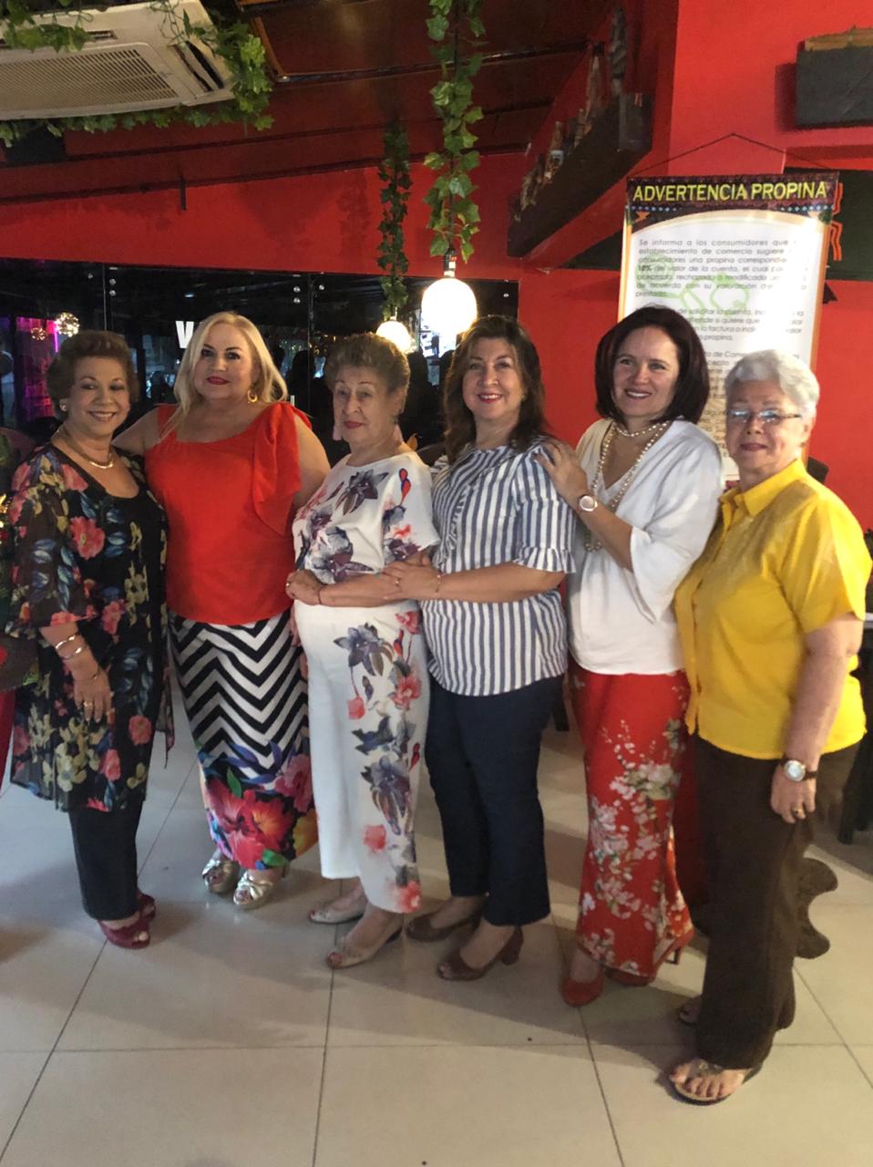Elena Bríñez, la cumpleañera, Claudia Sandoval, Olga Bustos, Patricia Trujillo y Gloria Arizabaleta.
